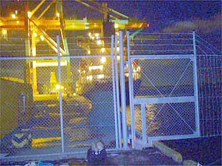 巨大クレーンが作業をしていた