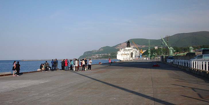 150518_1724ferry.jpg(57130 byte)