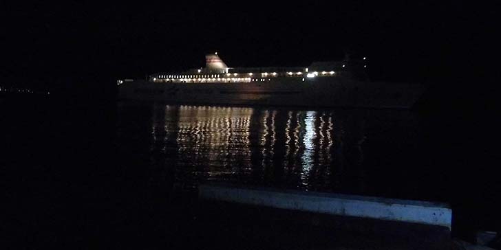 161119_2033ferry.jpg(42090 byte)