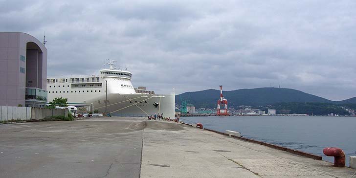 170811_1329ferryhidari.jpg(57132 byte)