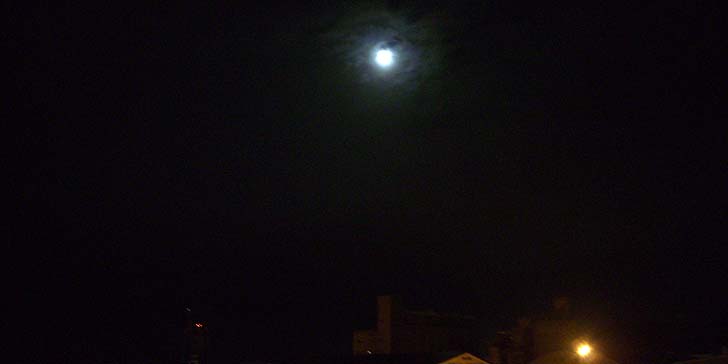 171006_1959fullmoon.jpg(31844 byte)