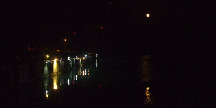 171107_2008moon.jpg(39913 byte)