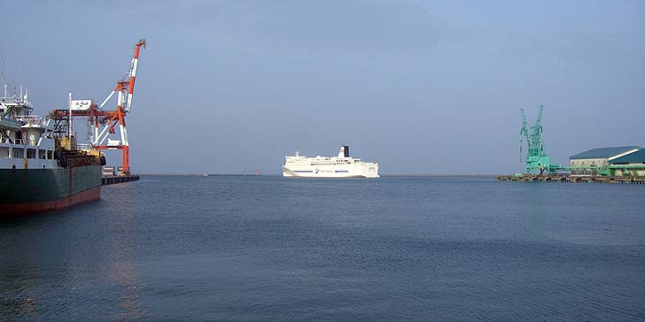 180516_1708ferry.jpg(51495 byte)