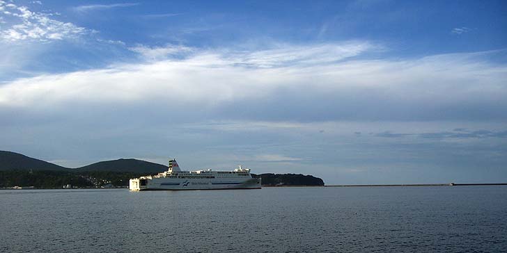 180823_1707ferry.jpg(53306 byte)