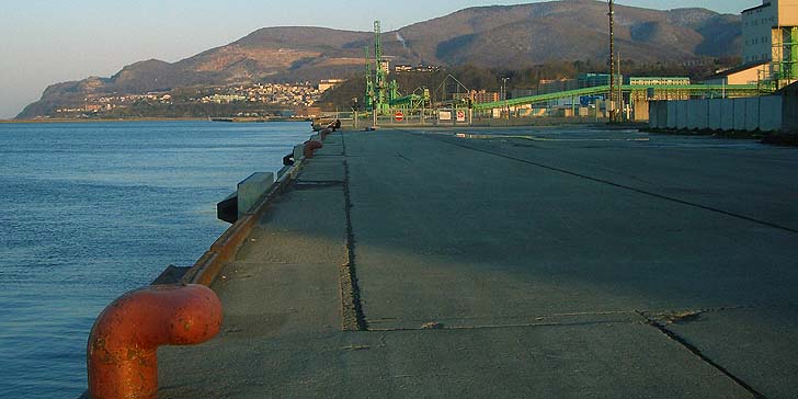 190416_1745ferryyoko.jpg(59388 byte)