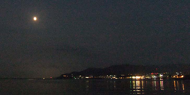 231026_1718moon.jpg(64716 byte)